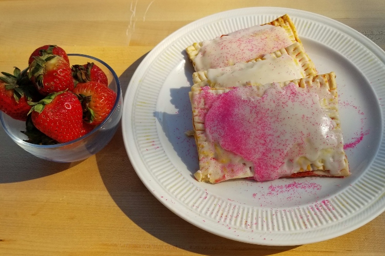 DIY: Homemade Strawberry Pop-Tarts