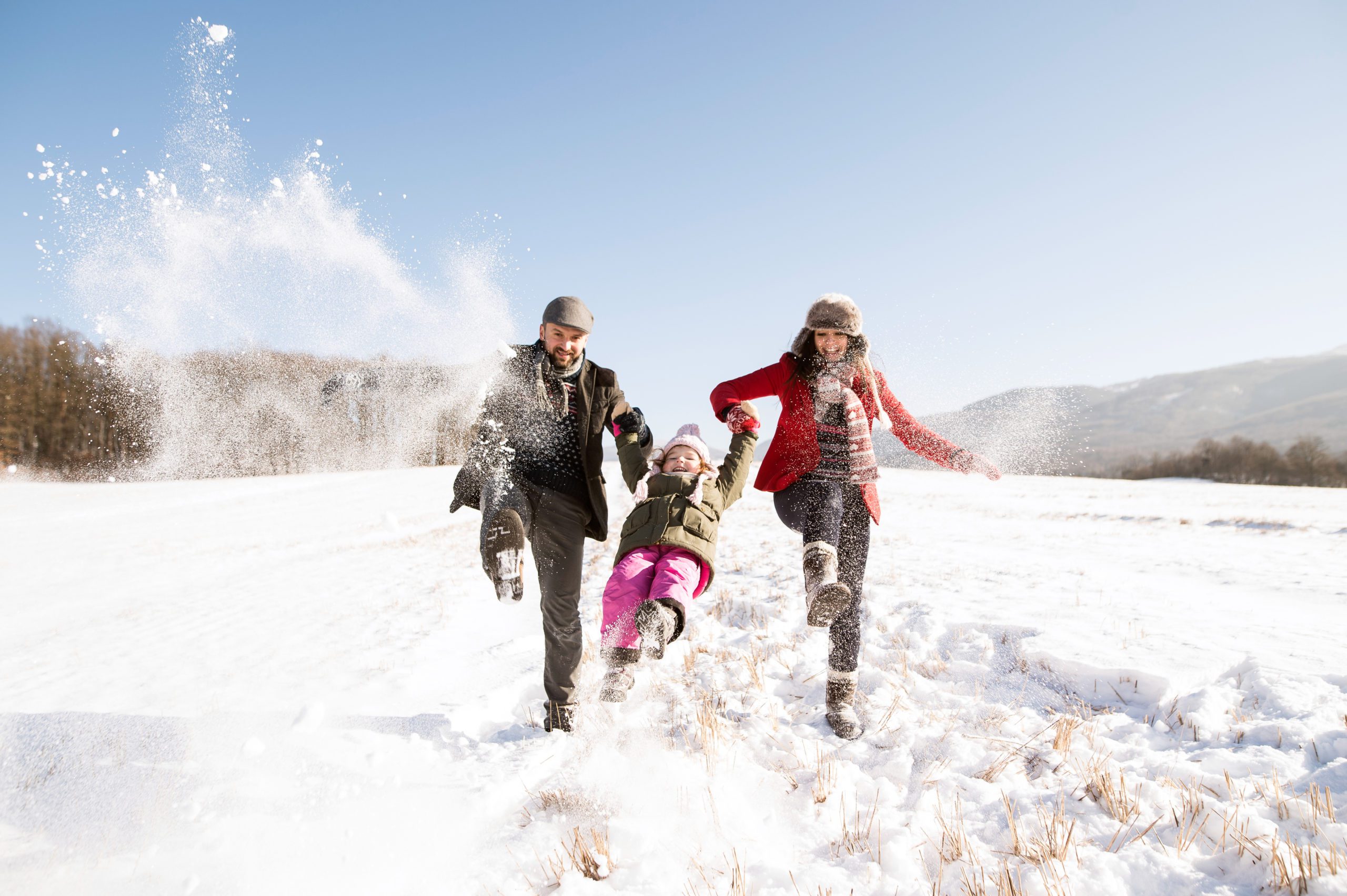 Играть в снежки кататься. Семья зимой. Семья зима снег. Семейная прогулка зимой. Семья гуляет зимой.