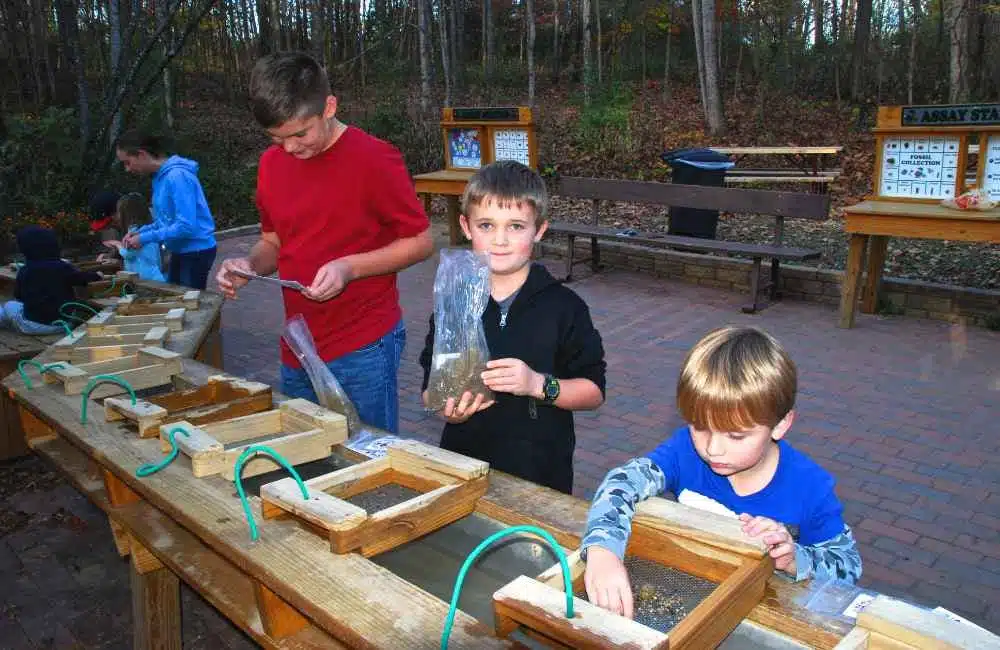 http___bluespring.harmonycms.com_assets_bsc_1000x650_gemstone_mining http___bluespring